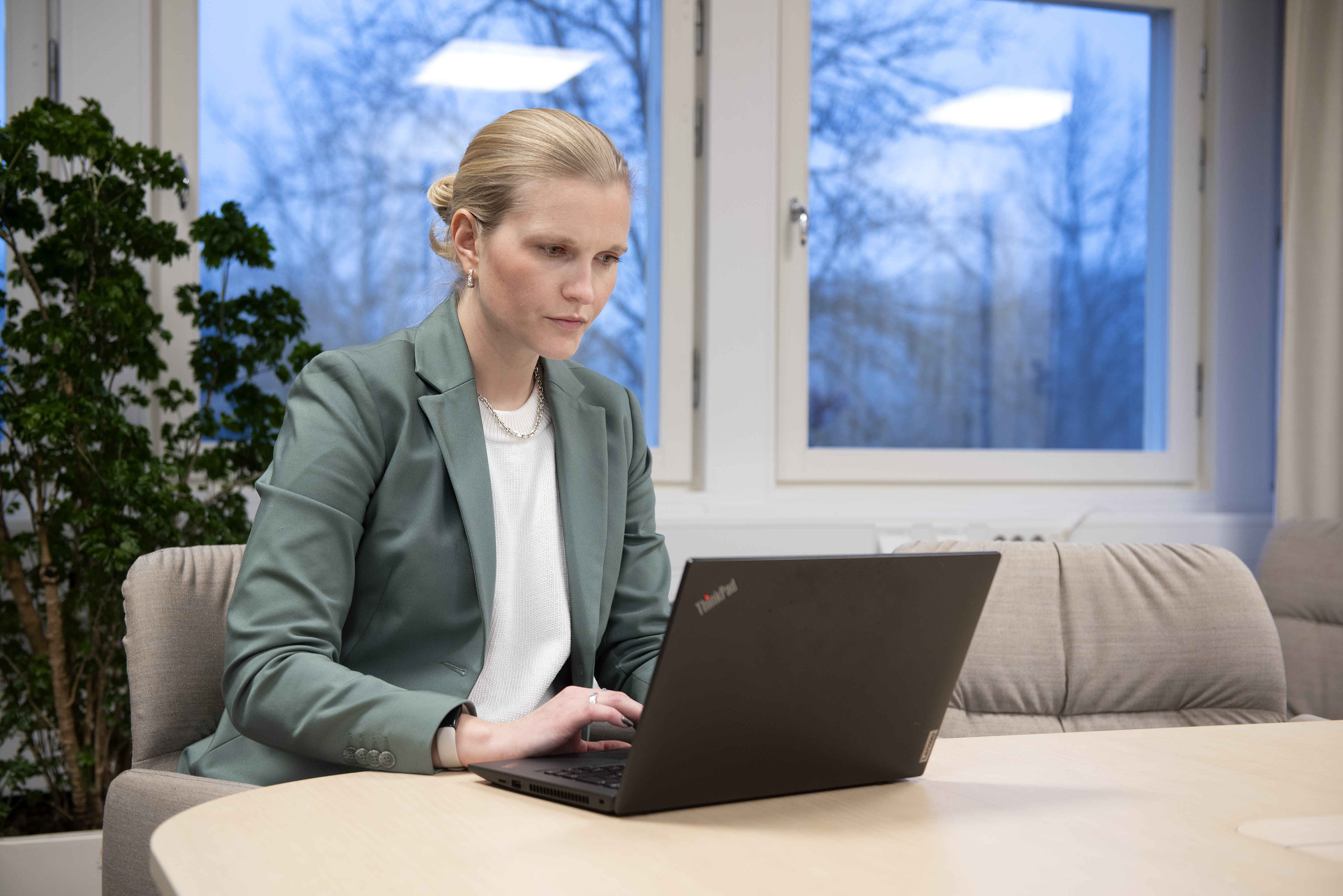 Medarbetare som sitter vid dator och arbetar